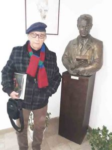Василев пред скулптурата на Шопов