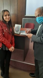  Проф.д-р Чепреганов подарува книга на студентка на Медицинскиот факултет при УГД