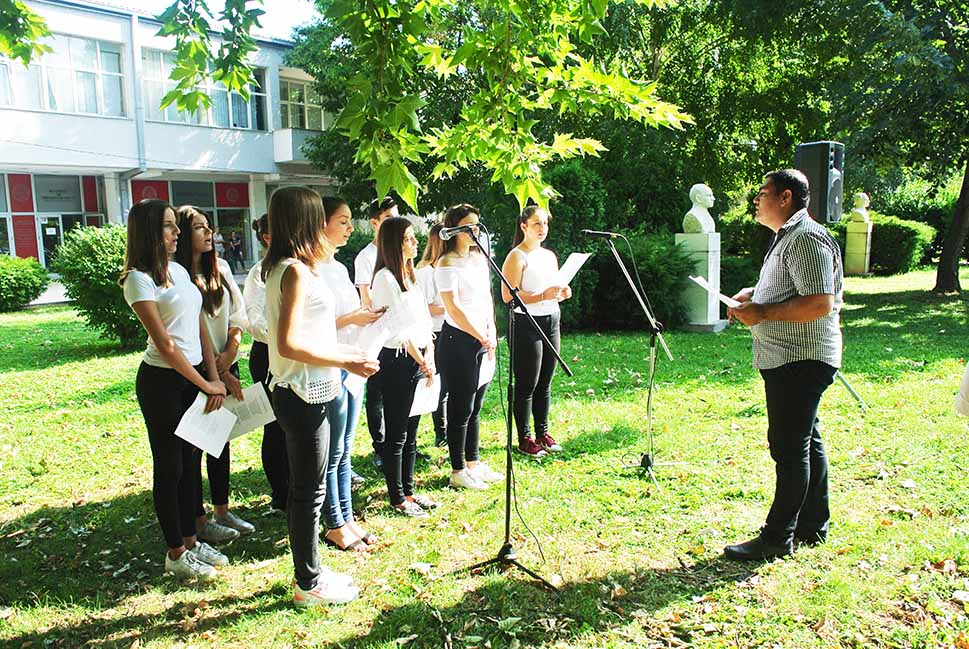  Хорот при гимназијата „Славчо Стојменски“ исполни низа родољубиви песни