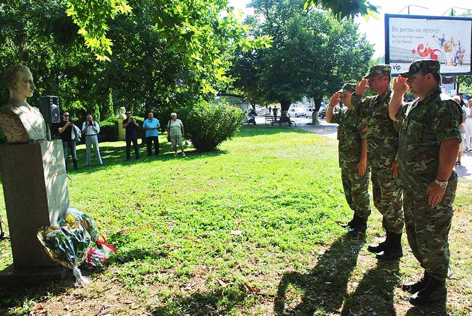 Делгација на АРМ со војнички поздрав се поклони пред херојот