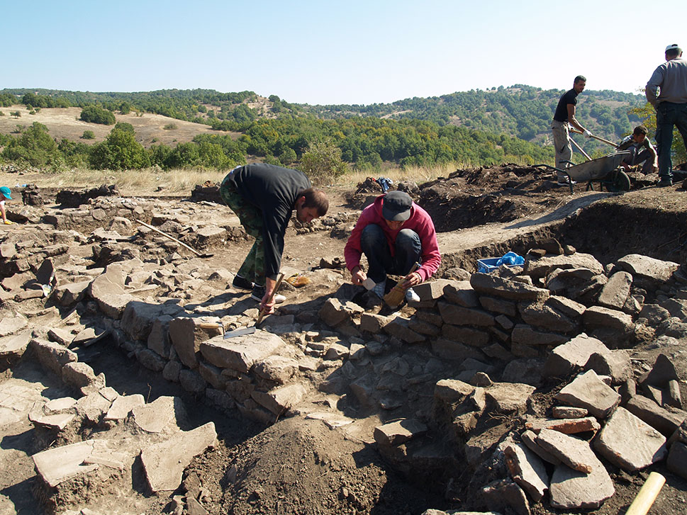 На Борово Дол работат десеттина археолози и 120 работници