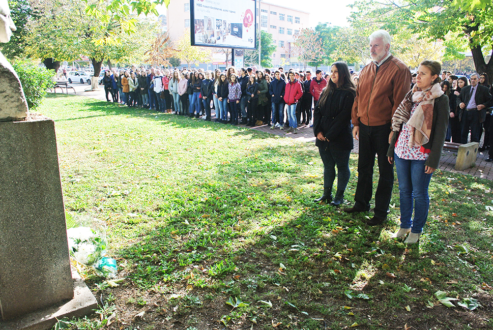 Свежо цвеќе на споменикот на херојот положи делегација на Гимназијата