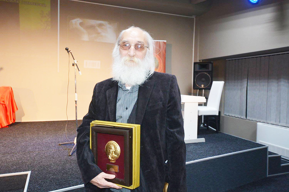 Василе Димески со наградата „Державин“