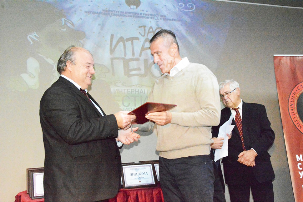 Јордан Ѓорчев му ја предава наградата на Томислав Дрвар од Србија кој ја имаше најдобрата хумореска