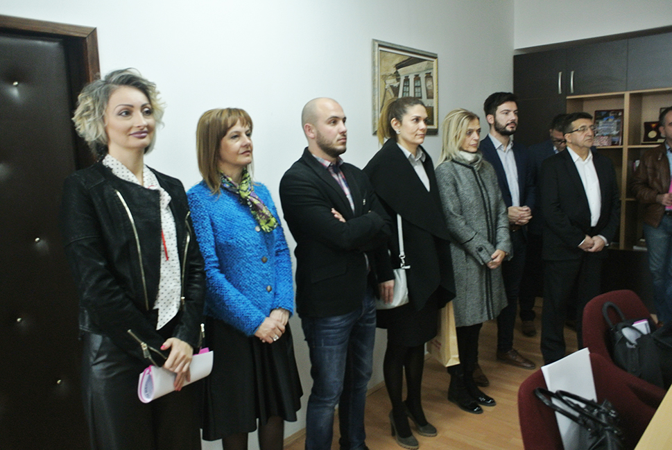 - На убавиот чин присуствуваа советниците од ВМРО ДПМНЕ...