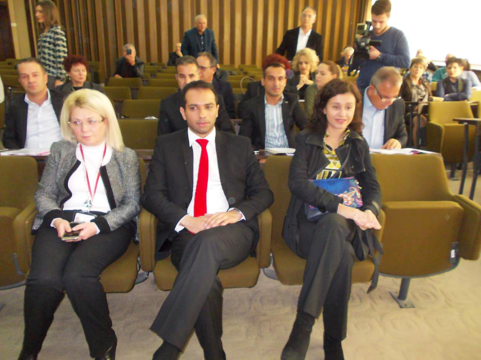 Под другата слика - На седницаата присуствуваше и градоначалникот Благој Бочварски