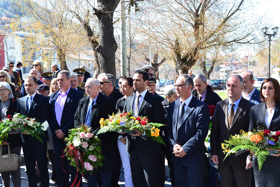 Делегации положија свежо цвеќе на споменикот на депортираните евреи