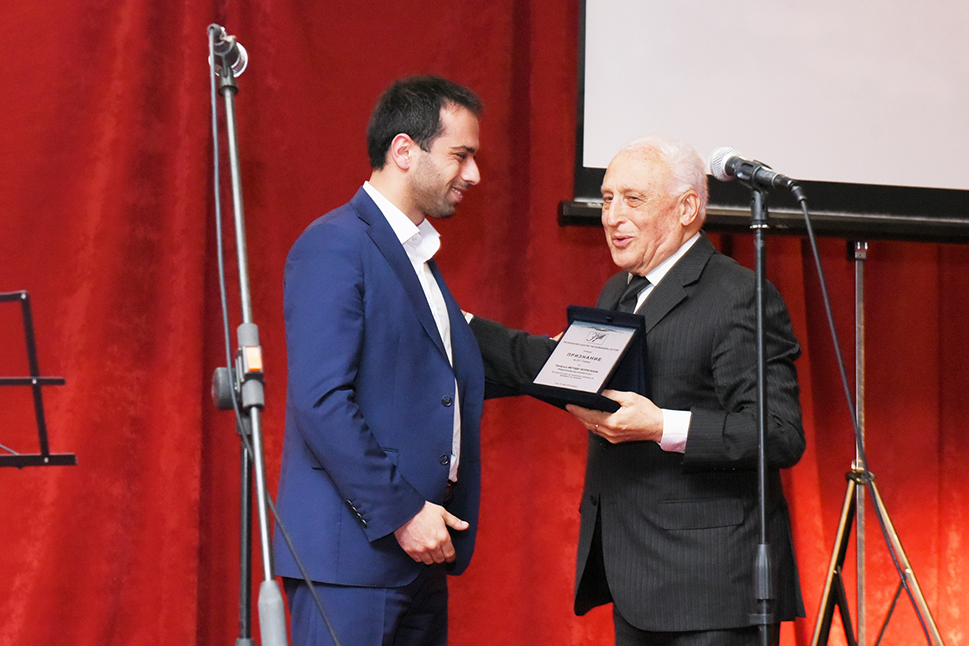 Проф.д-р Методи Чепреганов го прима признанието за животно дело од рацете на градоначалникот Благој Бочварски