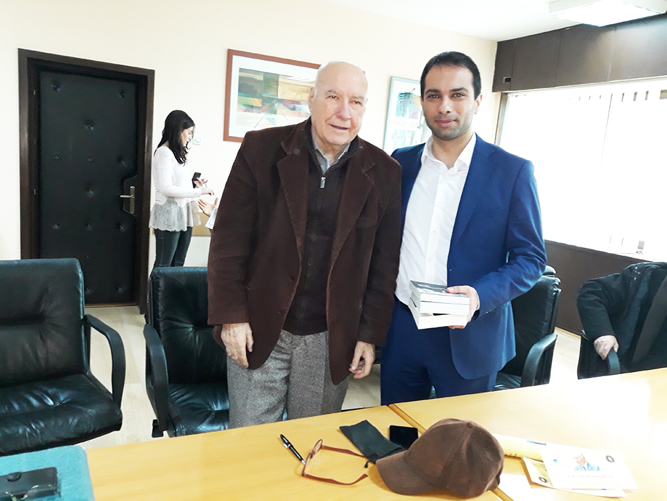 Стојан Андов му подари свои книги на градоначалникот Благој Бочварски