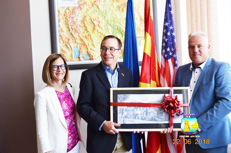 Градоначалникот Трајковски му подарува уметничка слика на амбасадорот Бејли