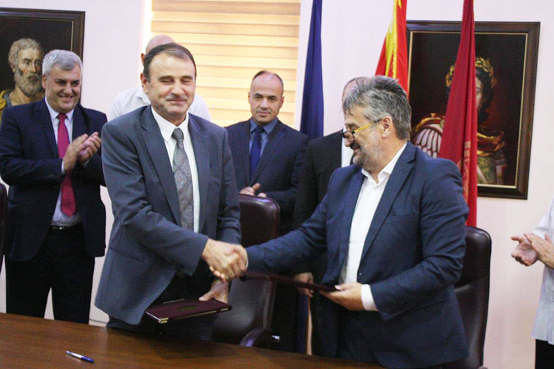 Ректорите Милаку и Боев по потпишување на договорот за соработка
