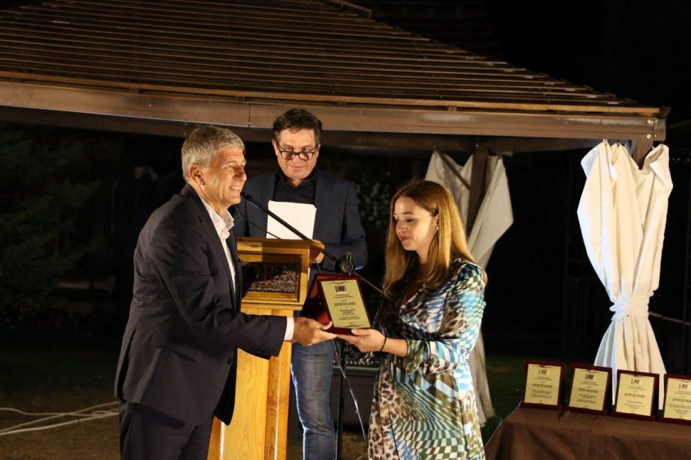 Градоначалникот Николчо Илијев го прима признанието за Пониква, најдоброто во туризмот за 2020 година